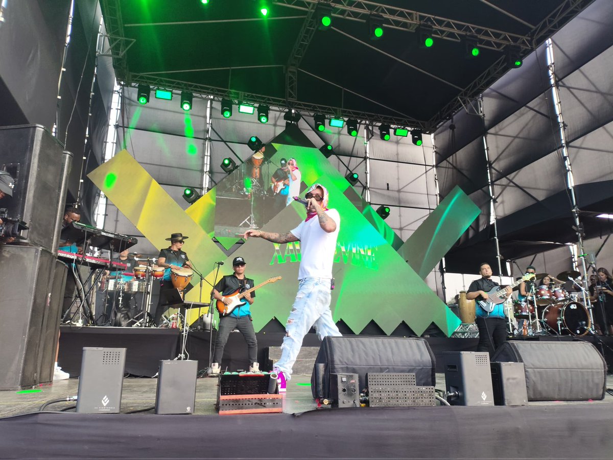 EducacionNvaE's tweet photo. ¡Felicitaciones, bachilleres!

Unos 6 mil jóvenes disfrutaron, este #17Jul del concierto Mostacho Fest, regalo del presidente @NicolasMaduro en reconocimiento a su logro académico.

#VenezuelaSegura

En cada rincón se ve.

@MPPEDUCACION 
@_LaAvanzadora https://t.co/R6OxMFX2UL