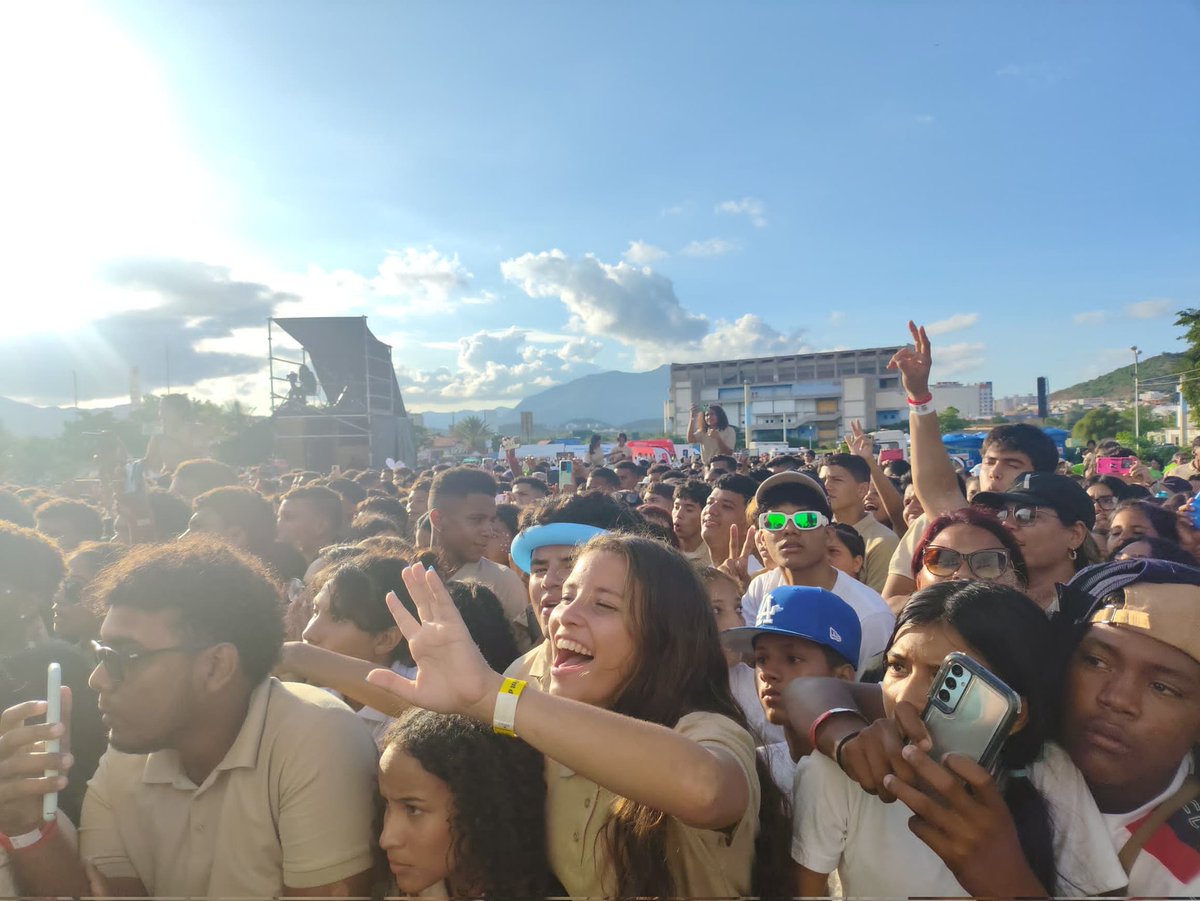 EducacionNvaE's tweet photo. ¡Felicitaciones, bachilleres!

Unos 6 mil jóvenes disfrutaron, este #17Jul del concierto Mostacho Fest, regalo del presidente @NicolasMaduro en reconocimiento a su logro académico.

#VenezuelaSegura

En cada rincón se ve.

@MPPEDUCACION 
@_LaAvanzadora https://t.co/R6OxMFX2UL