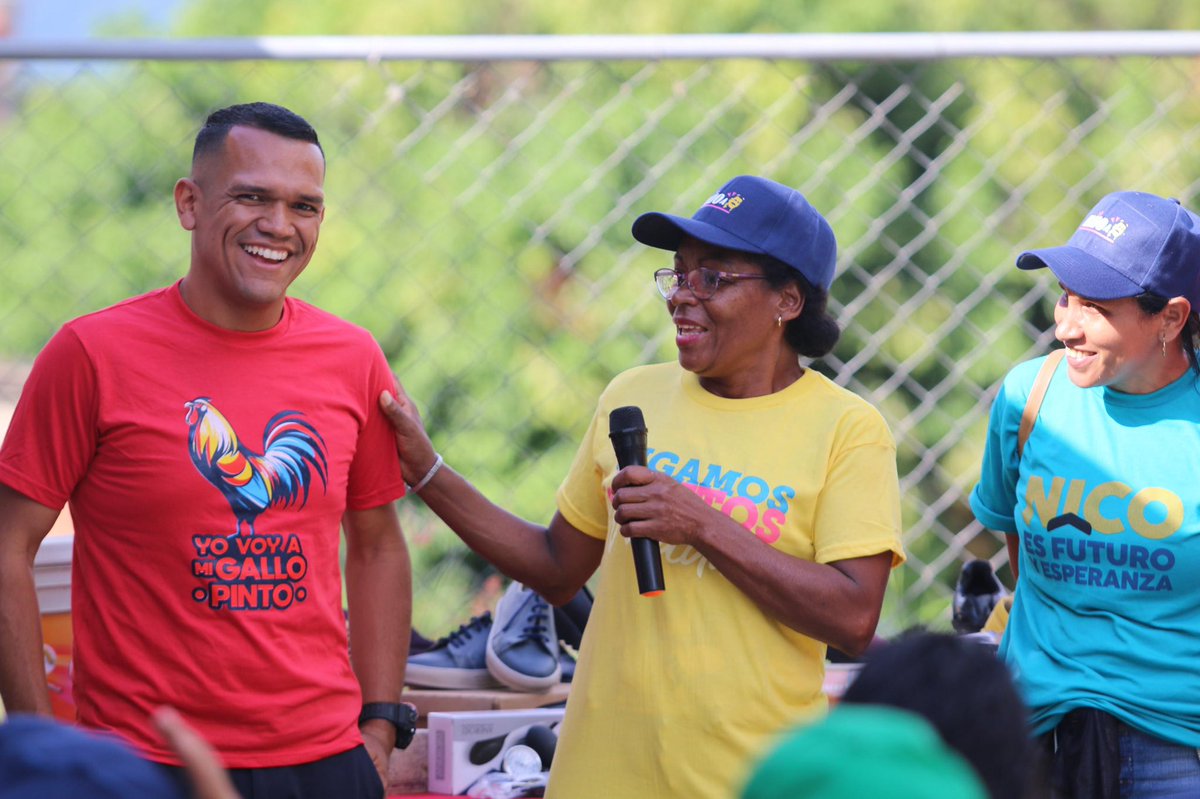 Galindez_vzla's tweet photo. Que alegría encontrarnos con nuestra gente de las comunidades El Tamarindo y Cogollal de #Guarenas // Con la fuerza amorosa del pueblo, estamos construyendo la gran victoria de nuestro Presidente @NicolasMaduro. ¡Venceremos!  

 #VenezuelaSegura https://t.co/gBBkx7aGxn