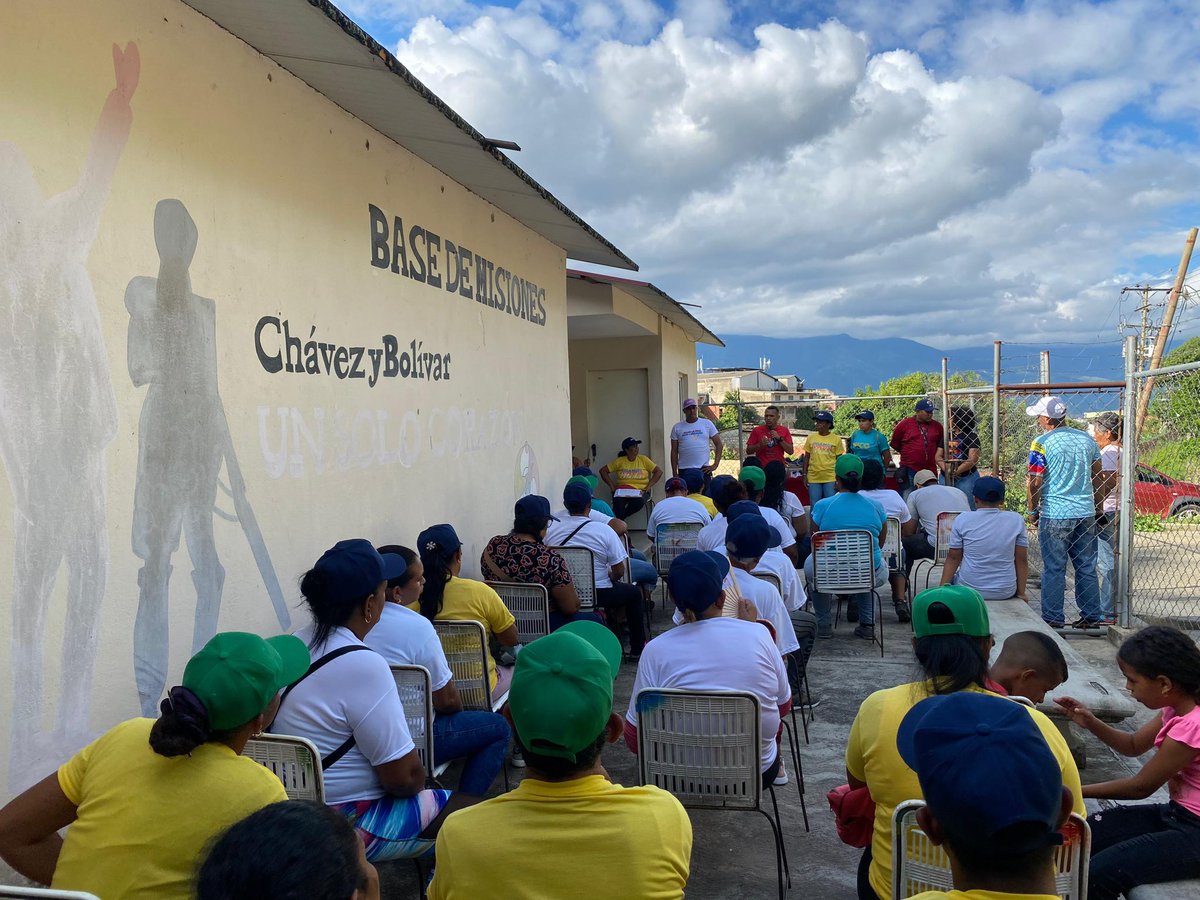 Galindez_vzla's tweet photo. Que alegría encontrarnos con nuestra gente de las comunidades El Tamarindo y Cogollal de #Guarenas // Con la fuerza amorosa del pueblo, estamos construyendo la gran victoria de nuestro Presidente @NicolasMaduro. ¡Venceremos!  

 #VenezuelaSegura https://t.co/gBBkx7aGxn