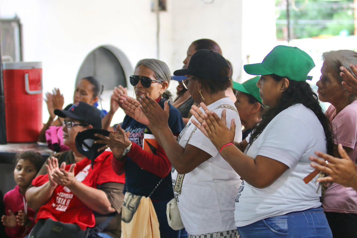 Galindez_vzla's tweet photo. Que alegría encontrarnos con nuestra gente de las comunidades El Tamarindo y Cogollal de #Guarenas // Con la fuerza amorosa del pueblo, estamos construyendo la gran victoria de nuestro Presidente @NicolasMaduro. ¡Venceremos!  

 #VenezuelaSegura https://t.co/gBBkx7aGxn