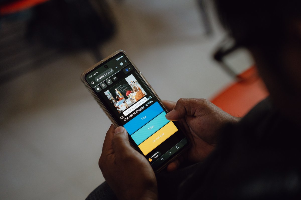 En el artículo de @LaListanews, nuestro director <a href="/coyle_darren/">darrencoyle</a> cuenta cómo las aplicaciones de mensajería están cambiando el panorama de la educación y la enseñanza del inglés en México y otros países. 📱📚

🔗Consulta la columna: bit.ly/3W9dgof