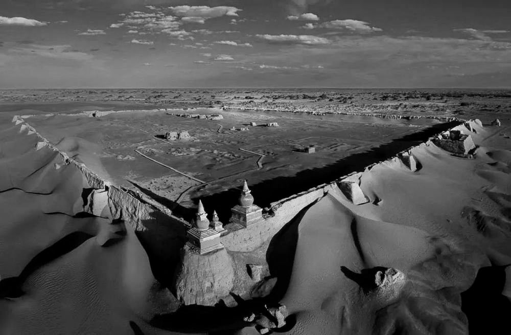 PARAFICTION_'s tweet photo. Hidden across the recesses of the Gobi and Taklamakan Deserts, hidden cities slither in the shadows of the Singing Sands — a skin cast off from a forgotten Hyborial age. https://t.co/xgP7YPS5Io