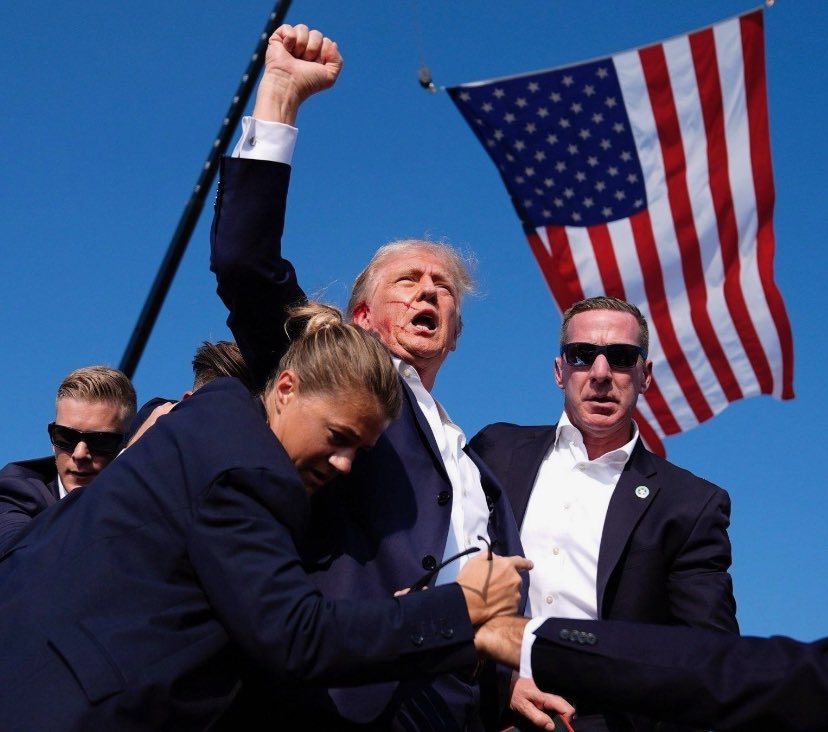 rRevmeo's tweet photo. They really recreated this in Fortnite 😭#trump #TrumpRally https://t.co/R6hLa1Vgim