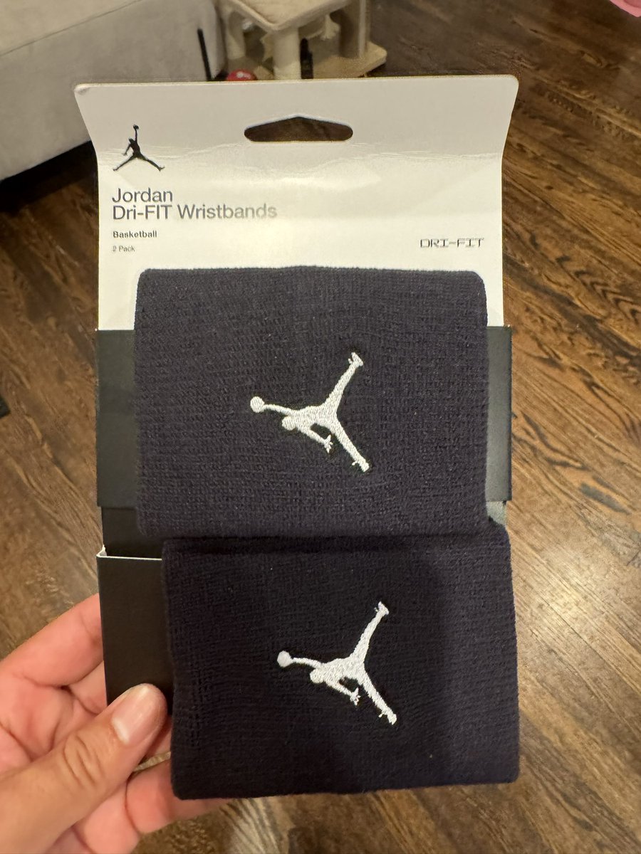 ToySmite's tweet photo. @nikestore bought these for $2 more then retail @TangerOutlets  #Nike #upsidownworld https://t.co/psI0viLKSw