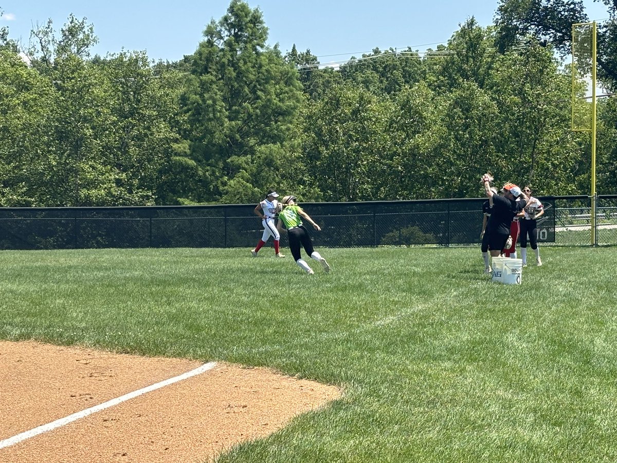 kiwimoran_'s tweet photo. Thank you to the University of Illinois for a great camp! What a beautiful day for some softball!! @DaveBetcher1 @KaylaCrabtree77 https://t.co/yt1pRaa3Gi