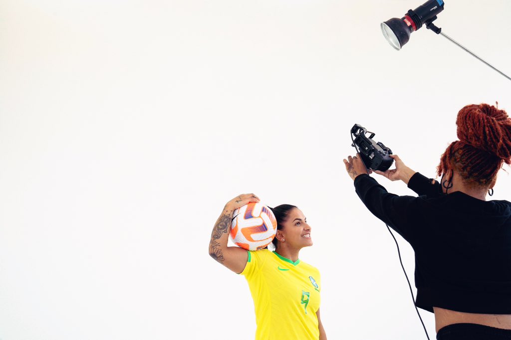 Alexandriagreen's tweet photo. The Setup Vs. The Shot ⚽️ @Nike https://t.co/9nohZJ2uRv