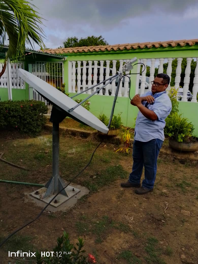 Instalación de la antena satelital en la UEE  Margot Risso de Malavé. 
#15Jul 
 <a href="/NicolasMaduro/">Nicolás Maduro</a>
@MPPEDUCACION
<a href="/_LaAvanzadora/">Yelitze Santaella</a>
<a href="/Gob_Guarico/">Gobierno de Guárico</a>
<a href="/josemvasquez/">José Vásquez</a>
<a href="/CDCEGuarico/">CDCE del Estado Guárico</a>
<a href="/EliasEducacion1/">Elías Zurita</a>