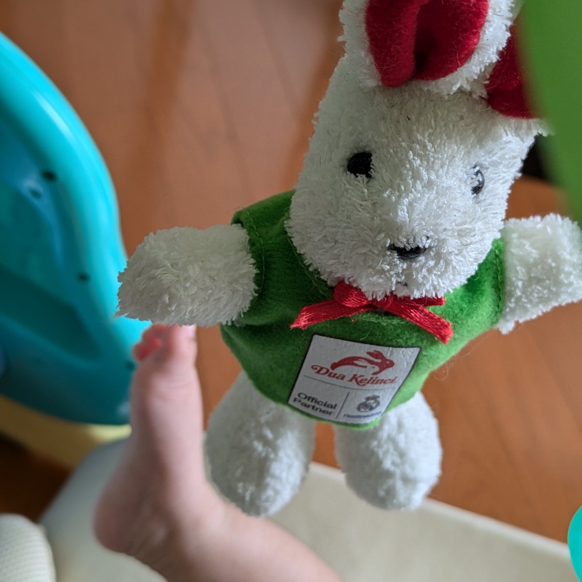 AyaCoco_maru's tweet photo. 生後2ヶ月半になったベビ👶
朝ひとりで遊ばせてたら、
Pati にある工場で買ったDua Kelinciを蹴ってケラケラ笑ってた！ https://t.co/7HXJO9vYH7