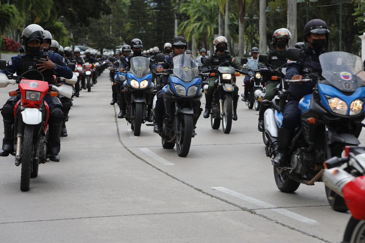 Nuestros funcionarios trabajan sin descanso por la paz, la seguridad y el bienestar, garantizando una #VenezuelaSegura
<a href="/NicolasMaduro/">Nicolás Maduro</a> 
<a href="/CeballosIchaso1/">@FuerzaDinamica Remigio Ceballos Ichaso</a>