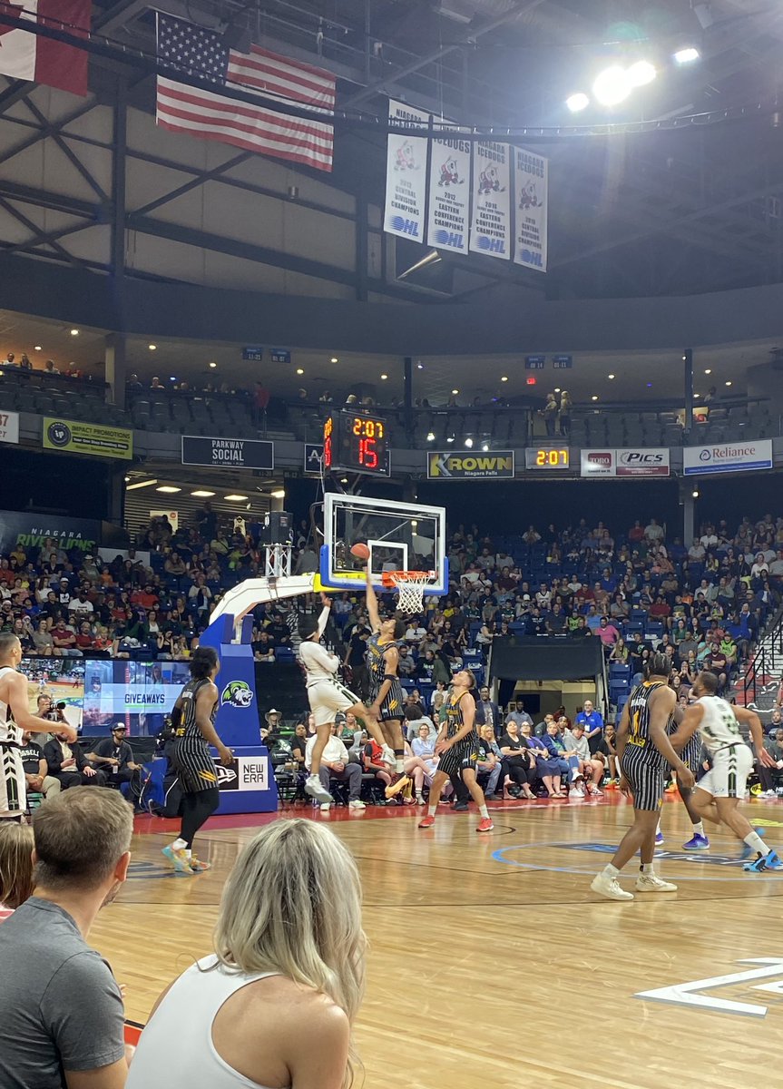 country89_1's tweet image. Half Time is here with the tension being high! Shot for shot! 🏀🗑️

@RiverLions holding the lead ahead of the Brampton Honey Badgers!

Score Update!
River Lions-4️⃣1️⃣
Honey Badgers-3️⃣1️⃣

#ReadySetRoar #FreeThrow #Cheerleaders