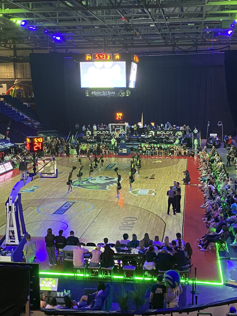 country89_1's tweet image. Half Time is here with the tension being high! Shot for shot! 🏀🗑️

@RiverLions holding the lead ahead of the Brampton Honey Badgers!

Score Update!
River Lions-4️⃣1️⃣
Honey Badgers-3️⃣1️⃣

#ReadySetRoar #FreeThrow #Cheerleaders