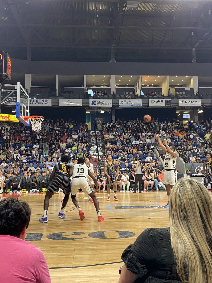 917GIANTFM's tweet image. Half Time is here with the tension being high! Shot for shot! 🏀🗑️

@RiverLions holding the lead ahead of the Brampton Honey Badgers!

Score Update!
River Lions-4️⃣1️⃣
Honey Badgers-3️⃣1️⃣

#ReadySetRoar #FreeThrow #Cheerleaders