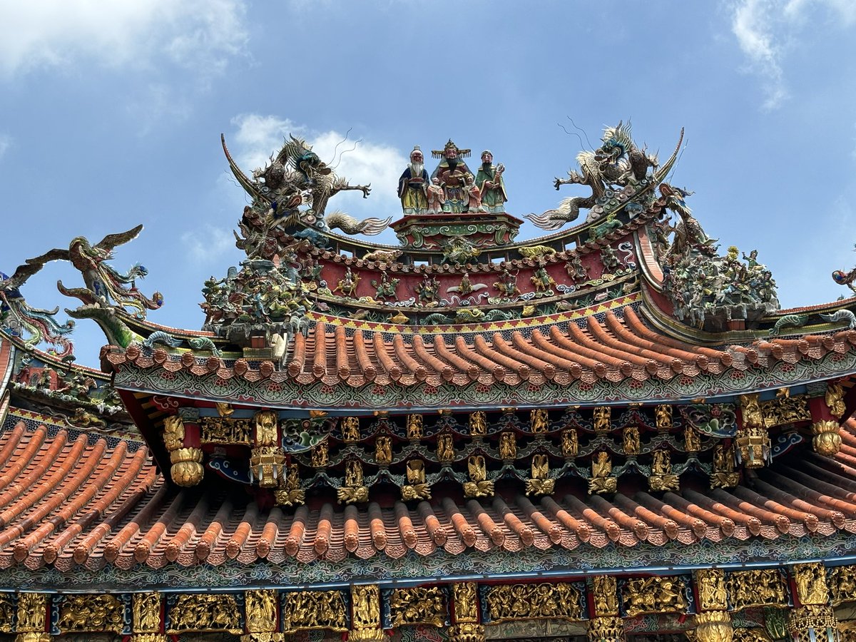 「いや桃園のお寺すごー!すっごいドラゴンとか可愛いのとかあちこちに居るし〜… 」|きはらようすけ（かいじゅうステップ制作中！)のイラスト