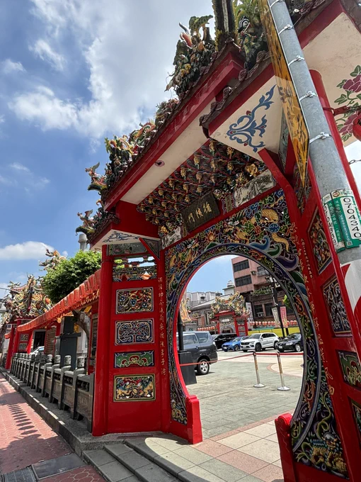 いや桃園のお寺すごー!すっごいドラゴンとか可愛いのとかあちこちに居るし〜… 
