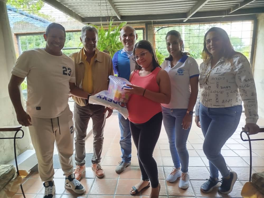 unesroficial's tweet photo. Con gran espíritu de solidaridad la #Rectora #Ueserrista, Dra. @alejareyesunesr a través del Dir. de @didesunesroficial, @HagiHerrera, entrega kit de parto y juguetes a nuestras participantes ueserristas embarazadas del Núcleo #SanCarlos, gracias a los aportes recibidos de #Fames https://t.co/OI8Wh7GaHN