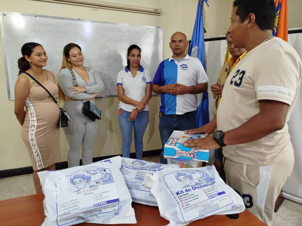 unesroficial's tweet photo. Con gran espíritu de solidaridad la #Rectora #Ueserrista, Dra. @alejareyesunesr a través del Dir. de @didesunesroficial, @HagiHerrera, entrega kit de parto y juguetes a nuestras participantes ueserristas embarazadas del Núcleo #SanCarlos, gracias a los aportes recibidos de #Fames https://t.co/OI8Wh7GaHN