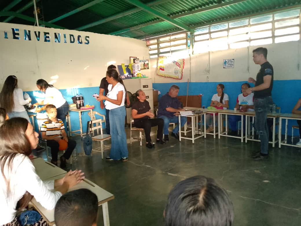 Se llevó a cabo el _1er Cierre de Proyecto_ de los espacios alternativos de la Escuela para el Emprendimiento El Socorro desde la UEE Don Andrés Bello #15Jul  <a href="/NicolasMaduro/">Nicolás Maduro</a>
@MPPEDUCACION
<a href="/_LaAvanzadora/">Yelitze Santaella</a>
<a href="/Gob_Guarico/">Gobierno de Guárico</a>
<a href="/josemvasquez/">José Vásquez</a>
<a href="/CDCEGuarico/">CDCE del Estado Guárico</a>
<a href="/EliasEducacion1/">Elías Zurita</a>
