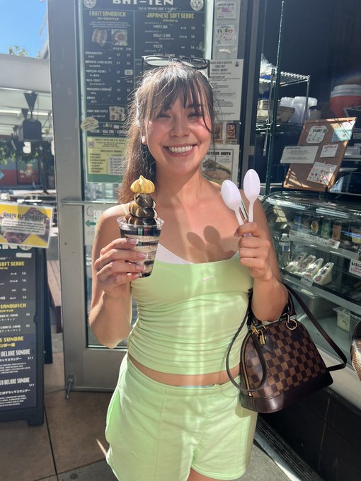 1 pic. Not a feet pic but mmm I was so happy with this hoji-cha ice cream 🩷🍦 https://t.co/mNkO2TrYfE