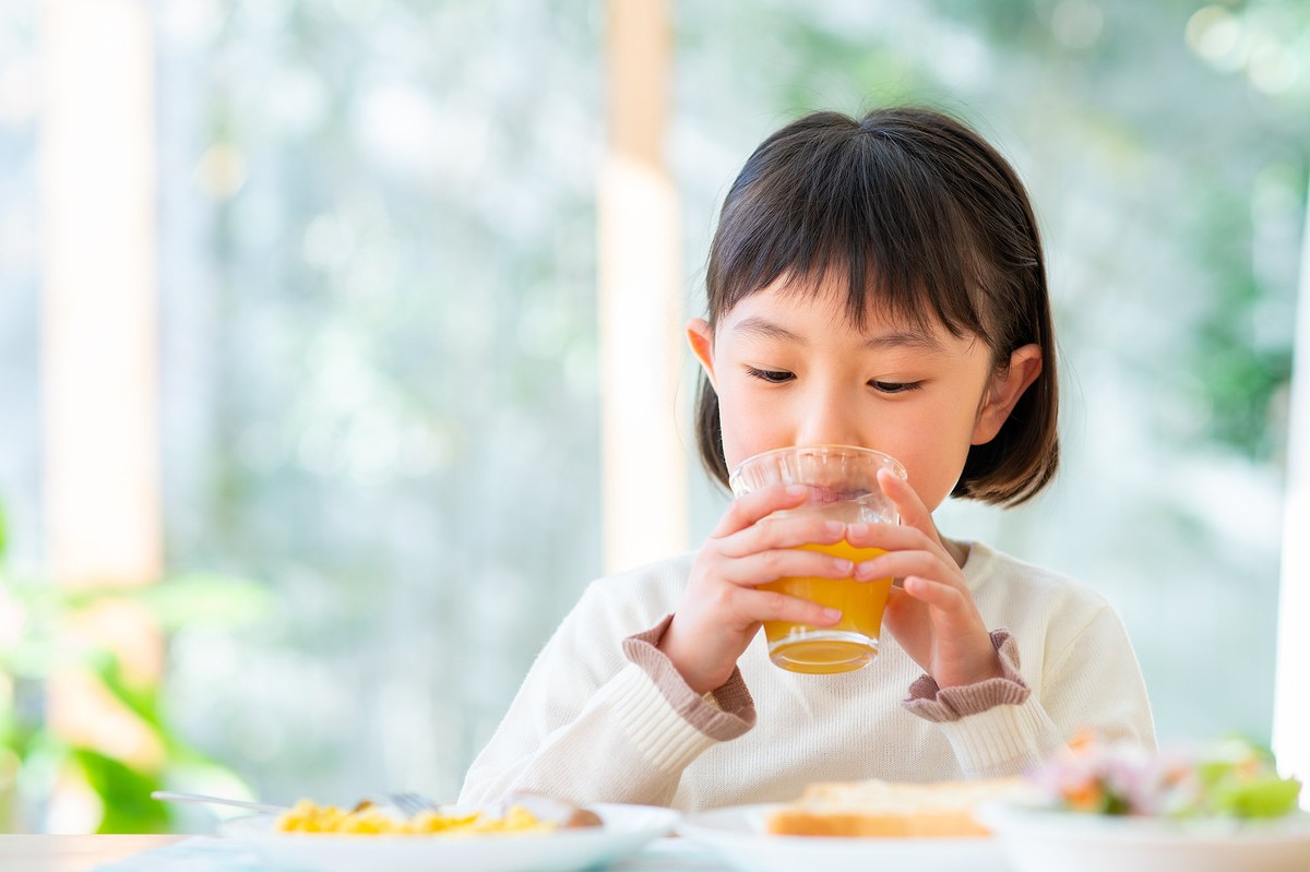 livedoornews's tweet photo. 【衝撃】「味がしないから苦手」水飲めない子どもが増えている？
https://t.co/RGEDnvKDSa

いくつかの学校に調査を行ったところ、各クラスに2～3人は水を飲めない子どもがいることが判明。水を飲んだことがない子もいて、普段から家庭でもジュースやスポーツドリンクを常飲している場合が多いという。 https://t.co/P42QbpFkuZ