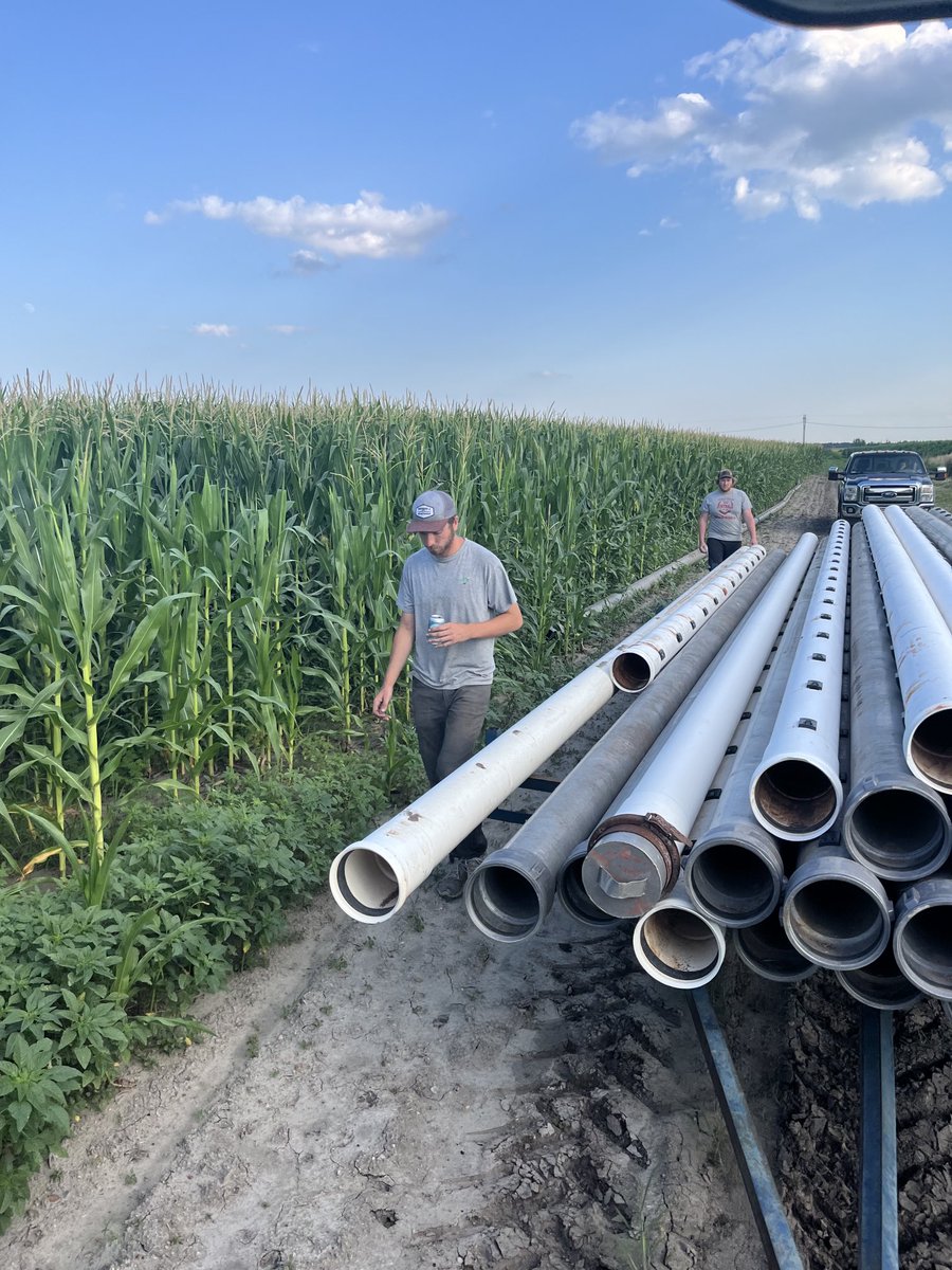 Mrzookeeper's tweet photo. Pays to be young laying out pipe while holding a beer https://t.co/gVFQu8aghA