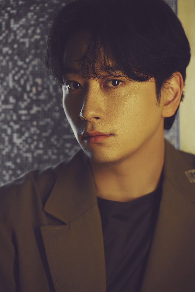 아니 왜 이분 초면인 것 같죠 
잘생기셨네요