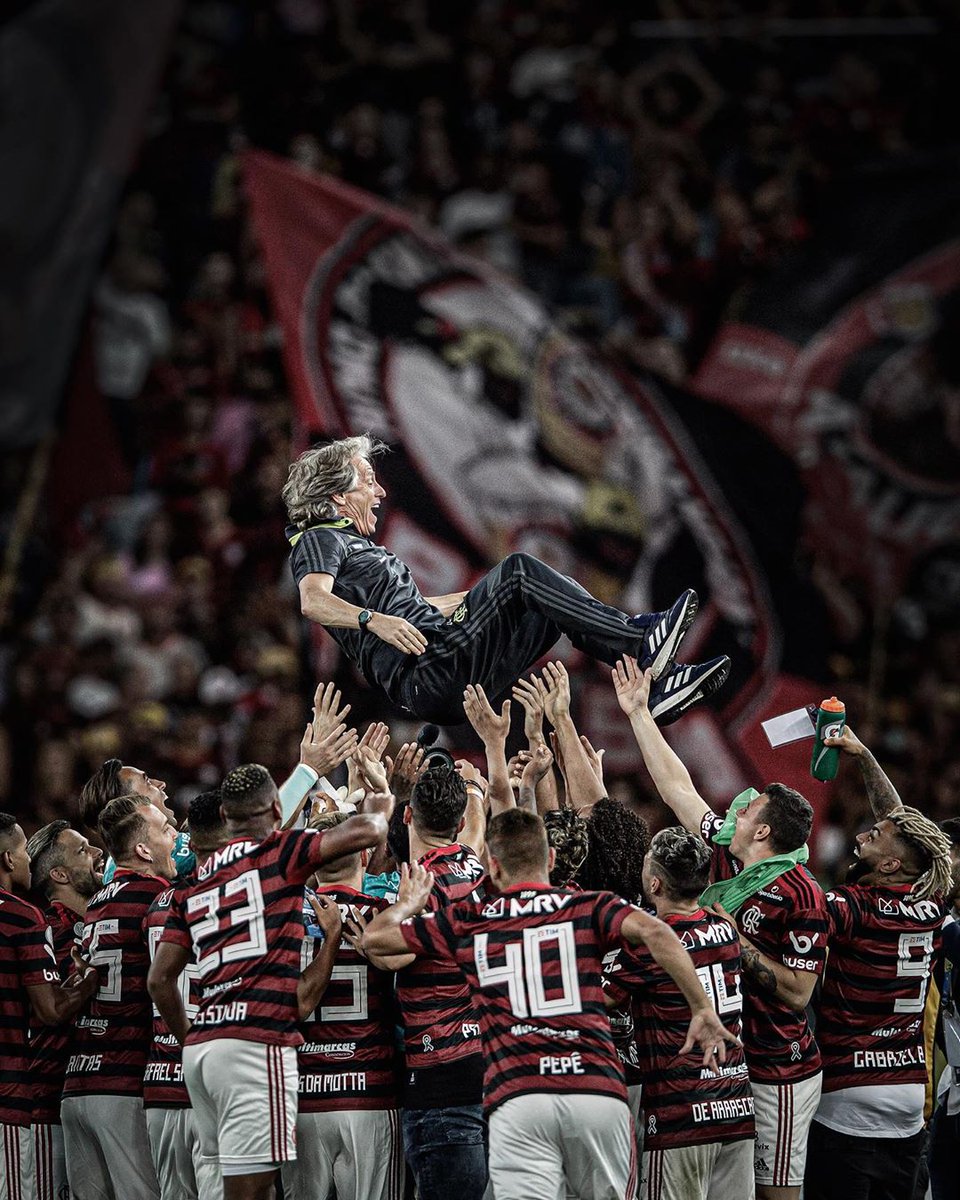 futtmais's tweet photo. Há quatro anos, o Flamengo confirmava a saída de Jorge Jesus para o Benfica.

O português encerrou sua passagem com mais títulos (5) que derrotas (4). A principal cara do Flamengo histórico de 2019.

Um dos responsáveis por acabar com o jejum de 38 anos do Flamengo sem um título da Libertadores. Para muitos, o melhor time do futebol brasileiro no século. 

Era bonito demais de assistir.