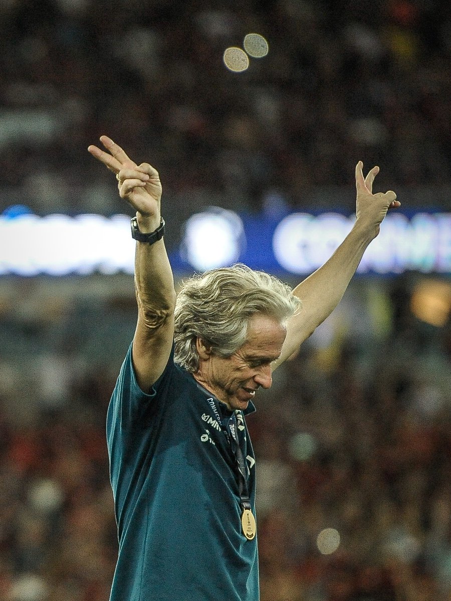 futtmais's tweet photo. Há quatro anos, o Flamengo confirmava a saída de Jorge Jesus para o Benfica.

O português encerrou sua passagem com mais títulos (5) que derrotas (4). A principal cara do Flamengo histórico de 2019.

Um dos responsáveis por acabar com o jejum de 38 anos do Flamengo sem um título da Libertadores. Para muitos, o melhor time do futebol brasileiro no século. 

Era bonito demais de assistir.