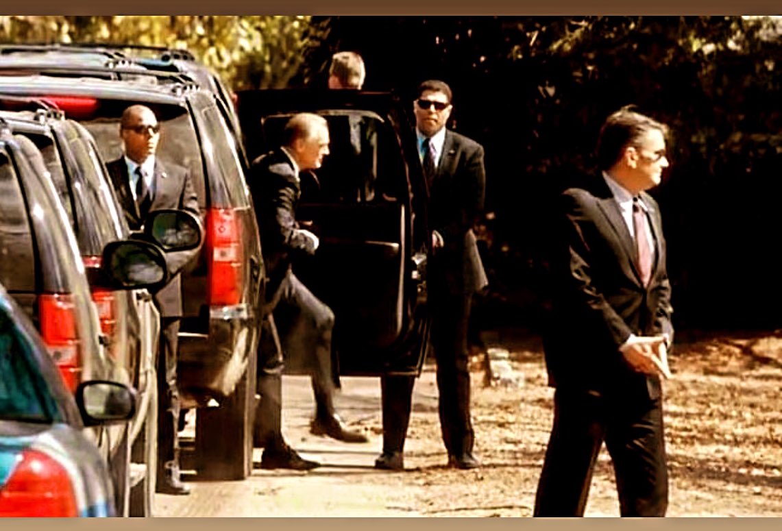 TommyBayiokos's tweet photo. Recollections of my role as #SecretService (pic right) in Madam Secretary. ~ Again, a buttoned suite for an SS agent is a no no….~ God bless our SS! 🇺🇸✨🇺🇸 #SecretServiceAgent #Tv #Actor #TvBloopers #President #SS https://t.co/7gVCFzFHbr