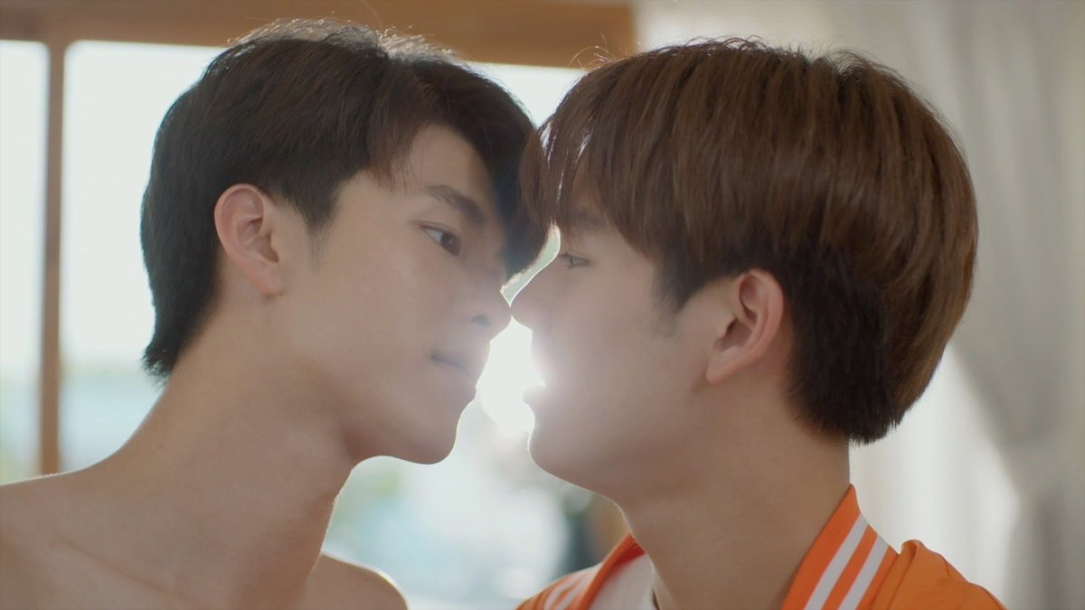 startalkent's tweet photo. เขารักกันแต่ทำไมเราเขิน !!!  ริว (มีน-นิชคุณ) & เซ็น (ปิง-กฤตนัน) ปล่อยโมเมนต์คนคลั่งรัก ใน The Rebound เกมนี้เพื่อนาย’ Ep.8

 #TheRebound1stPoster #TheReboundSeries #เกมนี้เพื่อนาย #ViuOriginal
#มีนปิง  #meanping 

      แรงดีไม่มีตกสำหรับสำหรับซีรีส์ ‘The Rebound เกมนี้เพื่อนาย’ ผลงานจาก จาก Viu Original (วิว ออริจินัล) ที่ในสัปดาห์นี้แม้ทุกอย่างจะไม่ได้โรยด้วยกลีบกุหลาบไปเสียหมด แต่เรื่องราวอานุภาพความคลั่งของ ริว (มีน-นิชคุณ) ที่มีต่อ          เซ็น (ปิง-กฤตนัน) หลังจากทั้งคู่ตกลงเป็นคบกันแล้ว ริวแทบทรงเก็บอาการหึง หวง ไม่อยู่ก็คนมันคลั่งรักเนอะ สำหรับใน Ep.8 นี้บอกเลยว่าเตรียมแคปหน้าจอกันรัวๆตักตวงโมเมนต์ความหวานที่พุ่งกระจายได้เลย เพราะงานนี้ผู้กำกับ กอล์ฟ-ธัญญ์วาริน จัดให้อย่างต่อเนื่อง เสิร์ฟหนัก เสิร์ฟเน้นกับซีนปลดพันธนาการรักของทั้งคู่ งานนี้บอกได้เลยว่าแฟนๆ เตรียมหมอนไว้ข้างตัวเพราะคุณจะกรี๊ดดังมาก !!! 

       ในสัปดาห์นี้ความรักของ ริว (มีน-นิชคุณ) กับ เซ็น (ปิง-กฤตนัน) ปล่อยโมเมนต์คนคลั่งรักชนิดที่ว่ามองอะไรก็เป็นสีชมพูแฮปปี้ทุกเวลาที่อยู่ด้วยกัน แต่ อะตอม (แฟรงค์-ธนัตถ์ศรันย์) ผู้ที่ไม่รู้ถึงสถานะที่เกินเพื่อนไปแล้วของ ริว & เซ็น ที่ยังคงเดินหน้าลุยทำคะแนนเพื่อเอาชนะใจเซ็น อะตอมขอมาทานอาหารที่บ้านเซ็นทำให้บรรยากาศในโต๊ะอาหารแทนที่จะอบอุ่นกลายเป็นร้อนระอุ เมื่อริวคนออกอาการหึงแต่แสดงออกไม่ได้ แต่เมื่ออยู่กับสองคน ริว ก็แสดงความงอน เซ็น เรื่องอะตอม พร้อมทั้งลงโทษ เซ็น อย่างหนัก…. ??? บทลงโทษของริวจะเป็นแบบไหนบอกได้คำเดียวว่าเตรียมฟิน ในวัน พฤหัสบดี ที่ 18 กรกฎาคม นี้ และทุกวัน พุธ - พฤหัสบดี  เวลา 20.00 น. ในซีรีส์ “ The Rebound Series เกมนี้เพื่อนาย ” ได้ที่ Viu (วิว) ที่เดียวเท่านั้น

📍