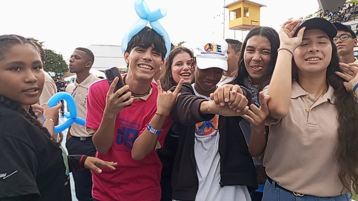 cdeayacucho's tweet photo. #VenezuelaSegura MOSTACHO FEST, el regalo perfecto de nuestro  Presidente,  bachilleres bailaron y disfrutaron al máximo. ¡Felices vacaciones ! @NicolasMaduro @_LaAvanzadora @KarenlyPSUV @MPPEDUCACION @CDCESucre https://t.co/Z7GibMK33Y