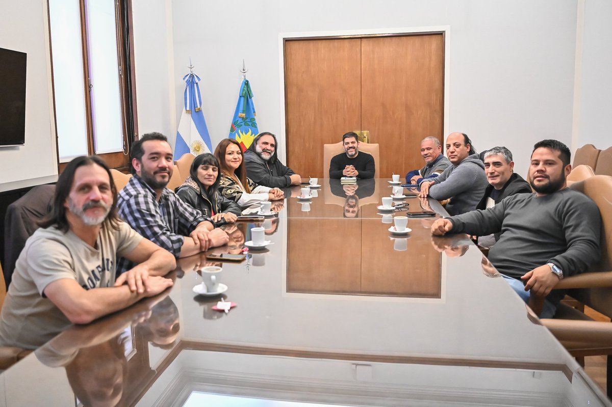 Carli_Bianco's tweet photo. Con el compañero y amigo @RobiBaradel y referentes del Frente Barrial de la CTA analizamos la coyuntura política, social y económica.

Seguiremos aunando estrategias con las organizaciones sociales para defender a nuestro pueblo ante las medidas de ajuste del Gobierno nacional. https://t.co/aPIwFEFULE