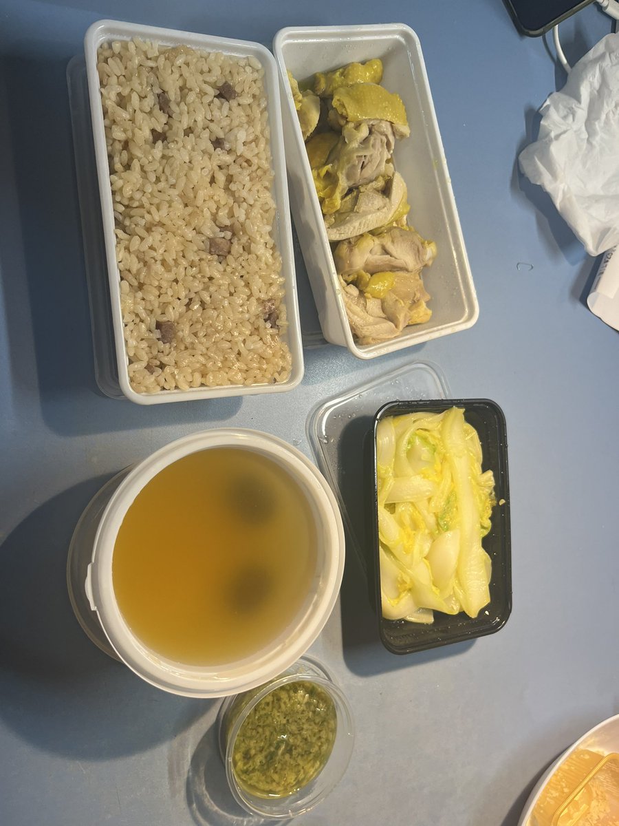 preloading0624's tweet image. 海南鸡饭大胜利！！椰浆饭吃得只剩一点（晚上起来吃完了）喝了一点点的抹茶，被小哥问好喝吗（也没很好喝我就是想降低皮质醇）。今早还是醒很早，顺便来吃早饭。新加的西兰花和菠菜很好吃！