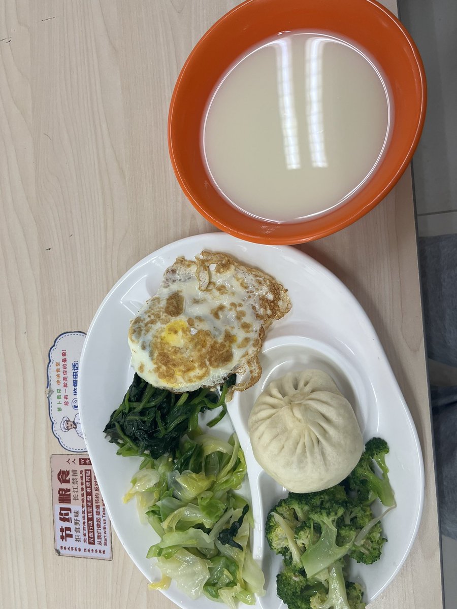 preloading0624's tweet image. 海南鸡饭大胜利！！椰浆饭吃得只剩一点（晚上起来吃完了）喝了一点点的抹茶，被小哥问好喝吗（也没很好喝我就是想降低皮质醇）。今早还是醒很早，顺便来吃早饭。新加的西兰花和菠菜很好吃！