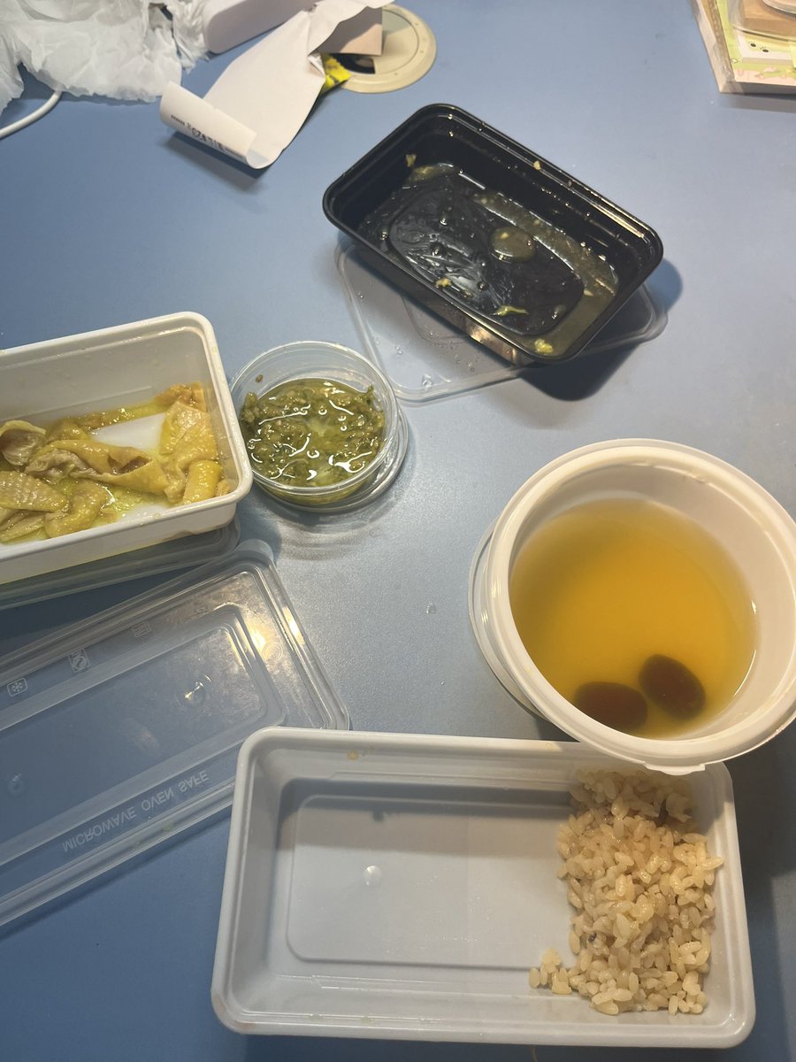 preloading0624's tweet image. 海南鸡饭大胜利！！椰浆饭吃得只剩一点（晚上起来吃完了）喝了一点点的抹茶，被小哥问好喝吗（也没很好喝我就是想降低皮质醇）。今早还是醒很早，顺便来吃早饭。新加的西兰花和菠菜很好吃！