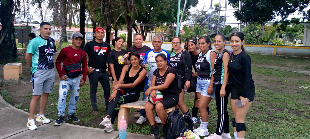 ERLIN ALTUVE Movimientos sociales municipio bolivar,hace acto de presencia con el equipo de boulibol TUPAMARO en el municipio Barinas al amistoso en la comunidad la Rosaleda quedando victorioso 3 a 0 y dónde están los TUPAMARO apoyando a Nicolás@Barinas_mrt.