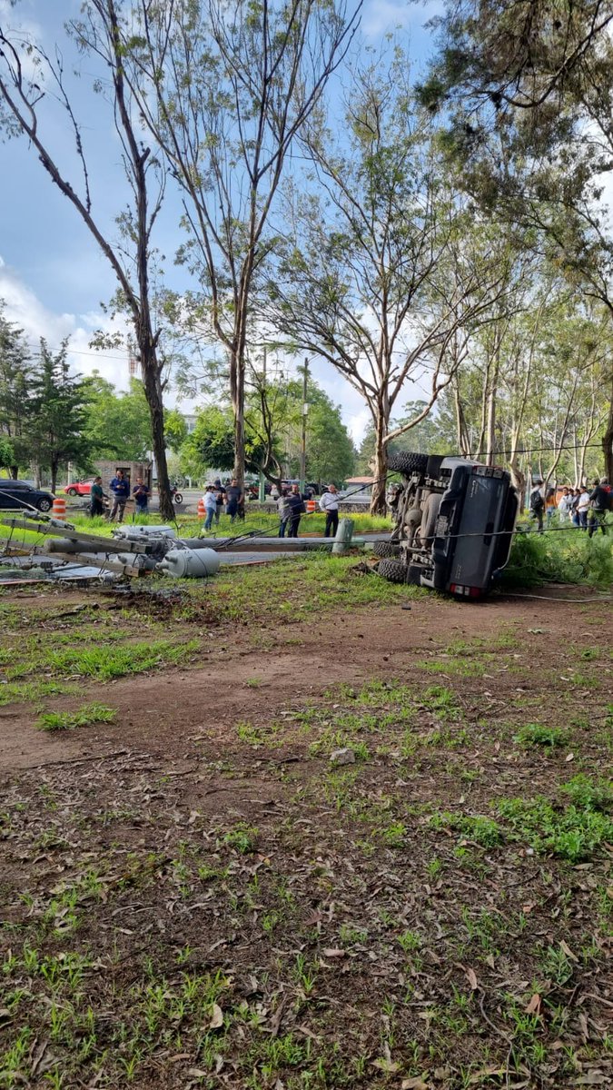 AztecaNoticiaGT's tweet photo. Un accidente de tránsito se registró dentro de la Universidad de San Carlos de Guatemala, cerca de la facultad de agronomía. Según se detalló, el conductor y sus acompañantes se encontraban bajo efectos de alcohol.
#TvAztecaGuate 
Via: @ArlettG_ https://t.co/7kGSUYNABO
