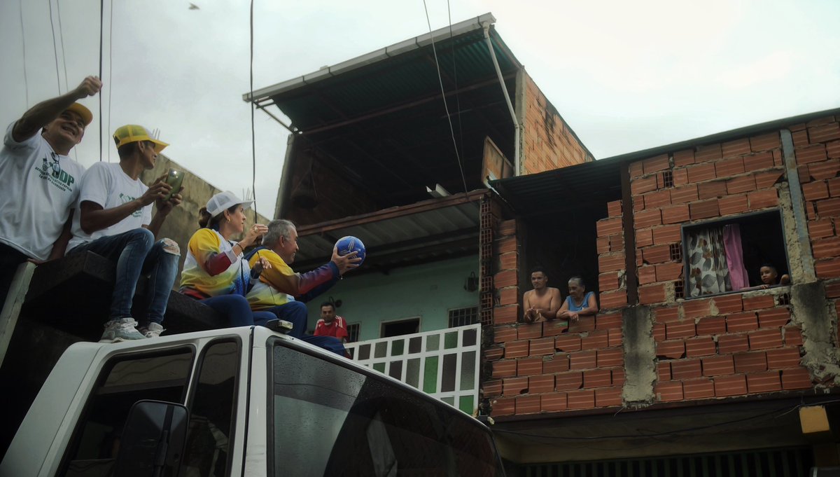 Luisemartinezh's tweet photo. #PuebloAPueblo llegamos a #Maracay, mi ciudad natal. 

Con gran entusiasmo recorrimos en caravana el sur de la capital del estado #Aragua promoviendo el VOTO y más importante aún, el velar por el respeto a la voluntad de los venezolanos en los centros de votación.

Junto a mi familia estaré en el centro de votación como testigo, dando ejemplo en esta misión. 

¡Vamos a cambiar a #Venezuela, este #28Jul con el esfuerzo de todos! 

#SomosGarantíaDeCambioEnPaz
#UnidosSeViveMejor
#17Jul