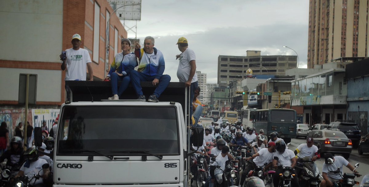Luisemartinezh's tweet photo. #PuebloAPueblo llegamos a #Maracay, mi ciudad natal. 

Con gran entusiasmo recorrimos en caravana el sur de la capital del estado #Aragua promoviendo el VOTO y más importante aún, el velar por el respeto a la voluntad de los venezolanos en los centros de votación.

Junto a mi familia estaré en el centro de votación como testigo, dando ejemplo en esta misión. 

¡Vamos a cambiar a #Venezuela, este #28Jul con el esfuerzo de todos! 

#SomosGarantíaDeCambioEnPaz
#UnidosSeViveMejor
#17Jul