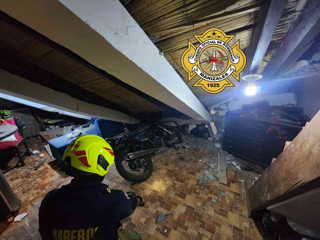 BomberManizales's tweet photo. #BomberosManizalesTeCuida
🚨En la vereda Cuchilla del Salado
atendemos #ColapsoEstructural
🚑 No dejo lesionados
🚒 Dos personas Rescatadas sin lesiones
🚧Realizamos control de peligros damos Recomendaciones https://t.co/cJUVGg6omN