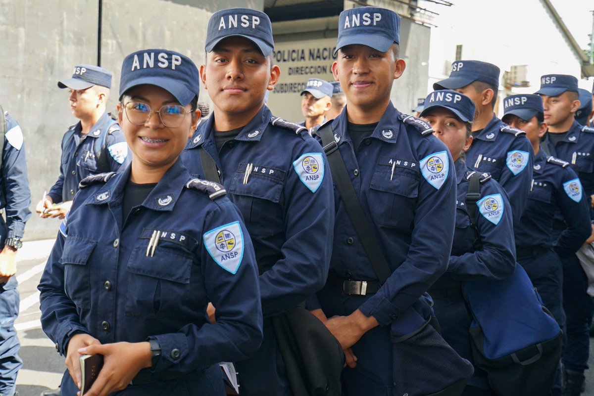 ANSPSV's tweet photo. 246 estudiantes de la P-132 recibieron por parte de la @PNCSV la dotación de uniformes y equipo policial, ellos están próximos a graduarse y juramentarse para ser incorporados a la PNC. #ElorigendelosHéroes. https://t.co/hDa5X3tiwM