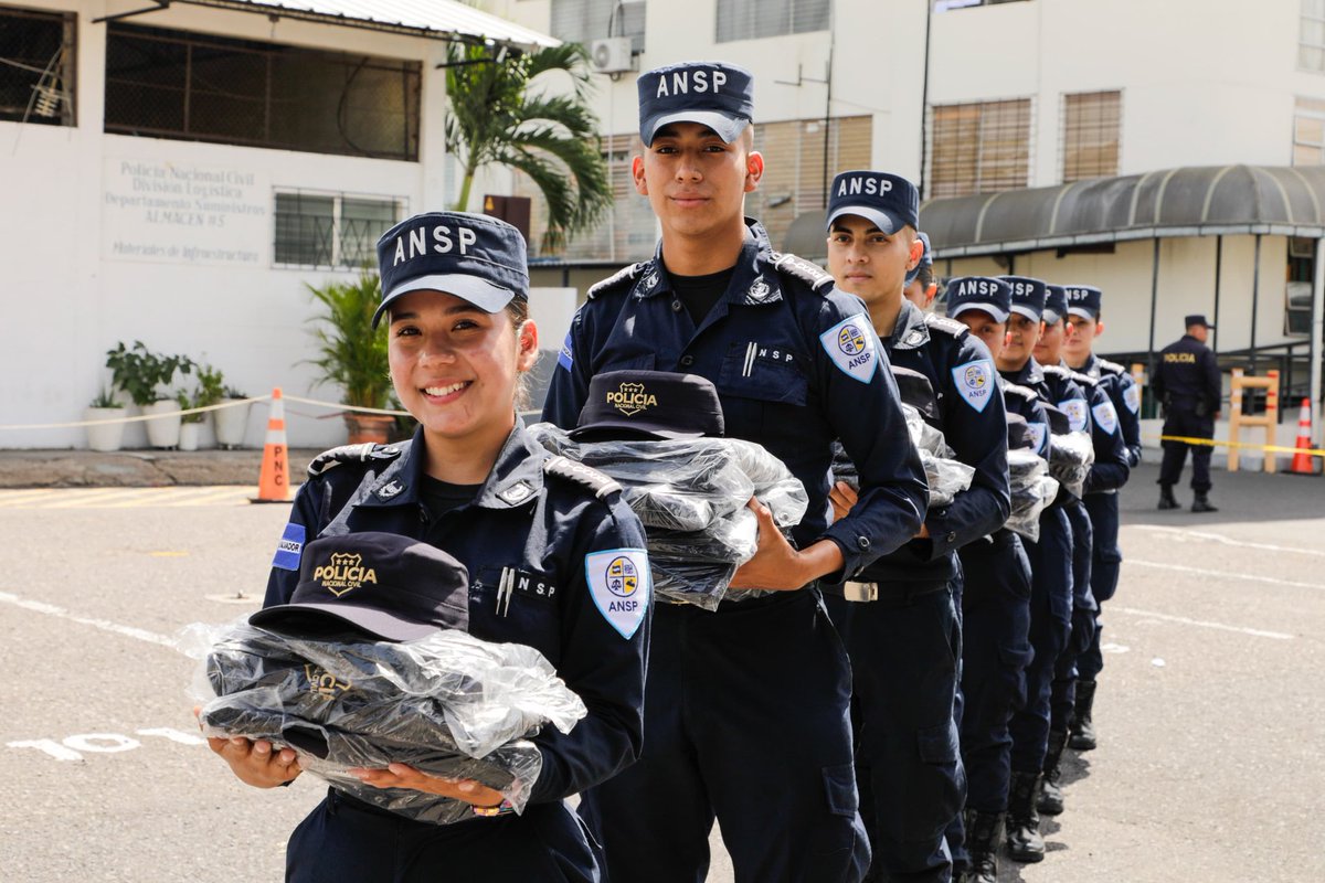 ANSPSV's tweet photo. 246 estudiantes de la P-132 recibieron por parte de la @PNCSV la dotación de uniformes y equipo policial, ellos están próximos a graduarse y juramentarse para ser incorporados a la PNC. #ElorigendelosHéroes. https://t.co/hDa5X3tiwM