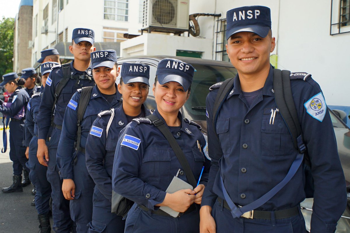 ANSPSV's tweet photo. Cumplimos nuestra misión de preparar a los nuevos Agentes de la @PNCSV, con las competencias y técnicas necesarias para que pueden ejercer un servicio de calidad a la población salvadoreña. #ElorigendelosHéroes. https://t.co/ULNfO8Jfzn