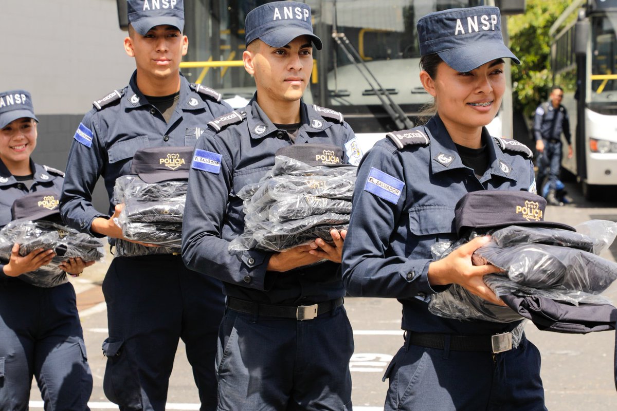 ANSPSV's tweet photo. Cumplimos nuestra misión de preparar a los nuevos Agentes de la @PNCSV, con las competencias y técnicas necesarias para que pueden ejercer un servicio de calidad a la población salvadoreña. #ElorigendelosHéroes. https://t.co/ULNfO8Jfzn