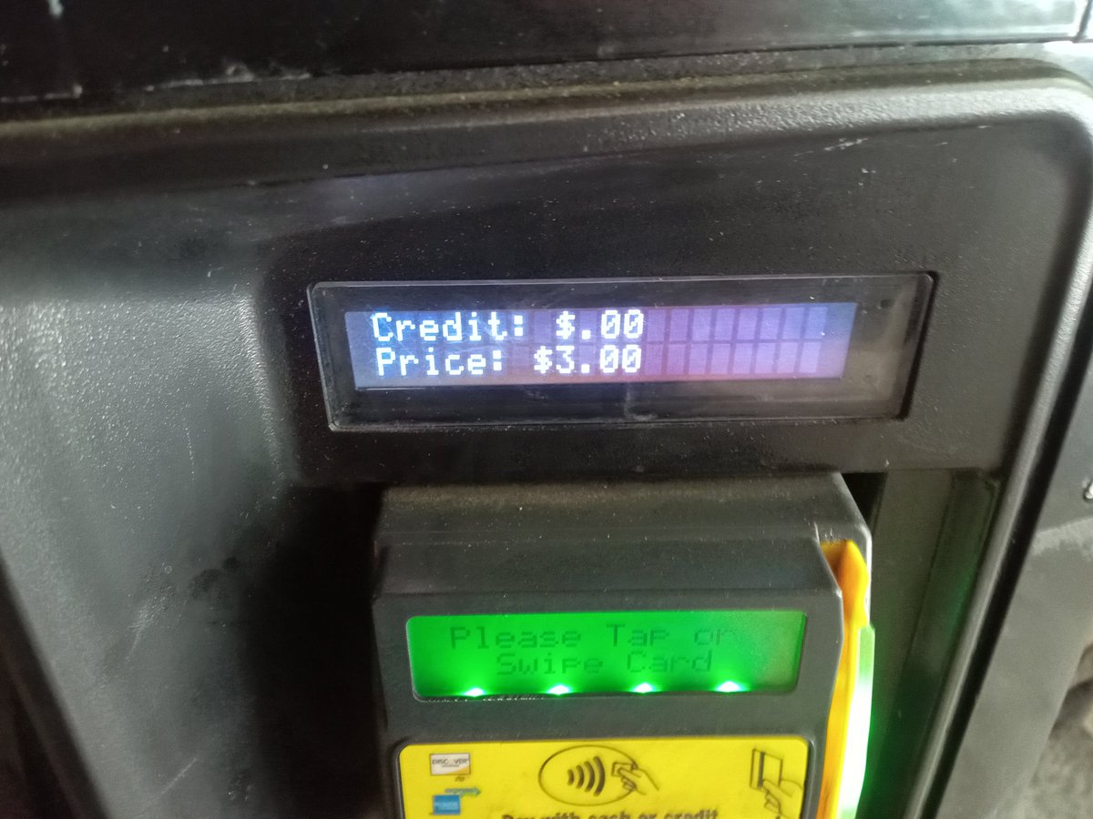 ハワイの自販機？ いくらだろうと思ったらこれ３ドルてことかな？ まあまあ高いな〜💦