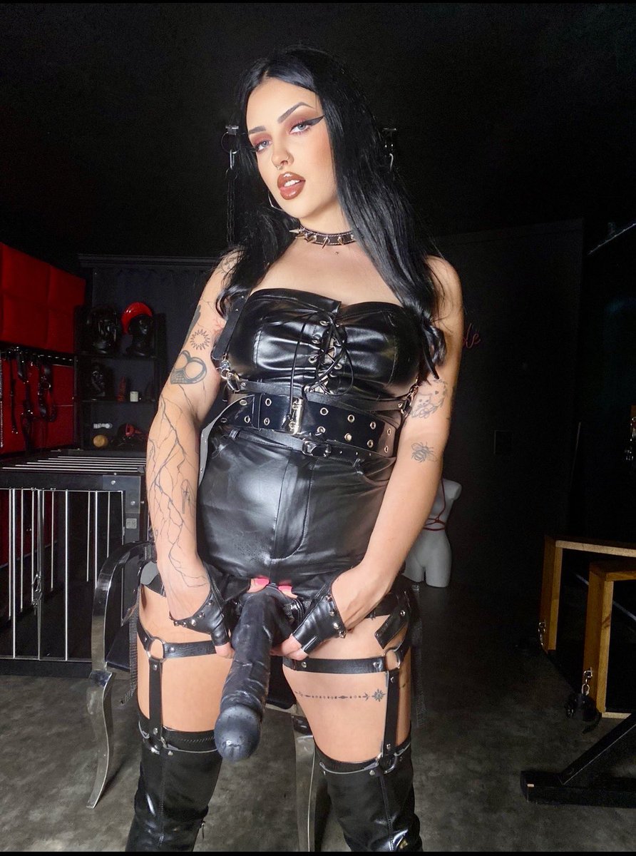 Jessica2651851's tweet photo. Wanna reach your guts. Comment, retweet and dm lets explore. #dungeon #bdsm #slave #fendom #submissiveslave #sissyslave #trans #kinky #fetishes https://t.co/Eml5AAXUqb