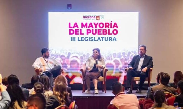 ErnestoVCPT's tweet photo. Junto con mi compañeras Diputadas Locales del #PTCDMX , participamos en el encuentro con Diputad@s de Morena en la Ciudad de México, en el que acudió nuestra próxima próxima Jefa de Gobierno @ClaraBrugadaM . #ElPTesla4T https://t.co/6yOTLLsQU6