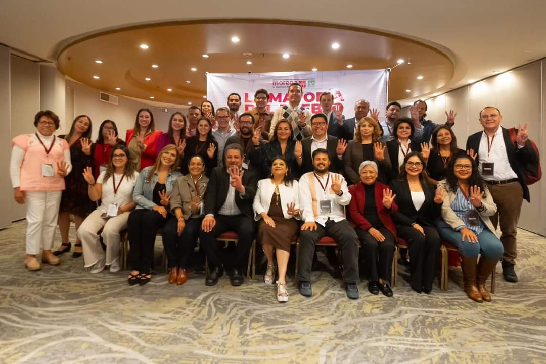 ErnestoVCPT's tweet photo. Junto con mi compañeras Diputadas Locales del #PTCDMX , participamos en el encuentro con Diputad@s de Morena en la Ciudad de México, en el que acudió nuestra próxima próxima Jefa de Gobierno @ClaraBrugadaM . #ElPTesla4T https://t.co/6yOTLLsQU6
