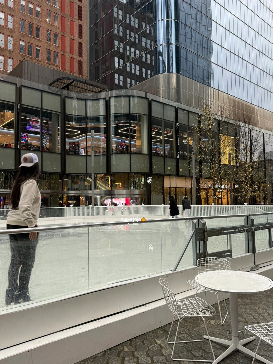 Laughingpearw's tweet image. Enjoy the happiness before the rain arrives