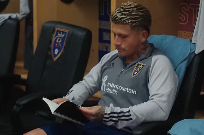 AnthonyKyaw's tweet photo. You might’ve heard of Diego Luna getting a part time job at Dutch Bros to improve his social skills when he moved to Utah.

But do you know what else is helping him? Therapy.

He also has a notebook that has affirmations, breathing exercises, and power poses. #USMNT https://t.co/o6T8C7timX